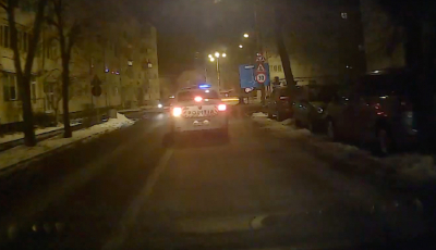 VIDEO-Ce pățește un taximetrist care întoarce pe linie continuă în fața Poliției?
