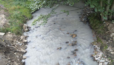 FOTO-Suspiciuni de poluare pe Valea Ștezii. Autoritățile nu au găsit nimic