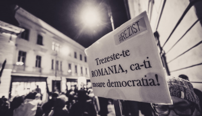 FOTO - VIDEO ”Ați votat lichele, stați după perdele!”