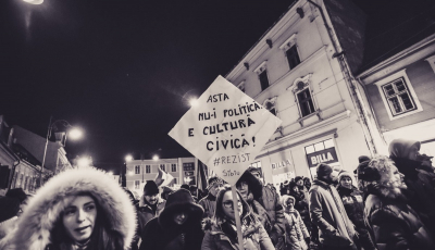 FOTO - VIDEO Mii de sibieni în stradă: Guvern de hoți și de mafioți!