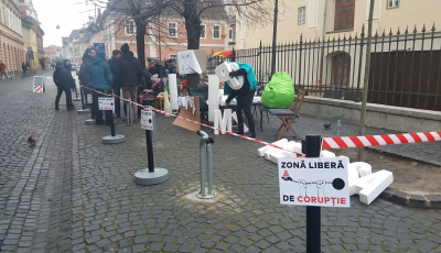 A doua noapte de veghe în fața sediului PSD Sibiu. ”De fapt, noi asta facem: construim speranțe. Din orice”