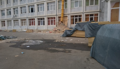 Părinții și învățătorii de la Școala 21 reclamă nereguli pe șantier care pun copiii în pericol