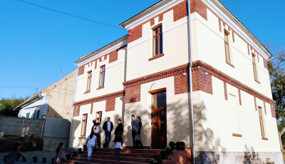 În Sibiu a fost inaugurată o nouă școală: investiție de aproape 100.000 euro din sponsorizări și donații. Clădirea era o ruină de pe vremea comuniștilor