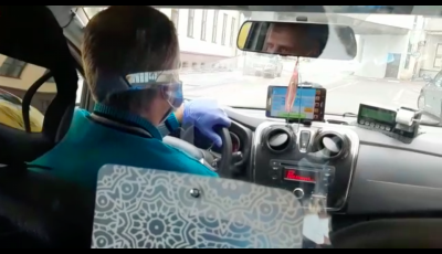 VIDEO Măsura unui taximetrist din Sibiu, împotriva COVID-19: și-a montat un paravan în mașină
