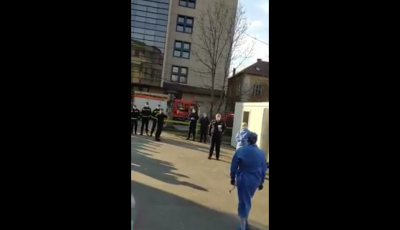 VIDEO Pompierii sibieni au dus flori asistentei „hulite” de vecini și colegelor ei: „sunt oameni care urlă, care jignesc”