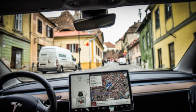 Mai plătești lichidul de parbriz. Mașinile care nu poluează, parchează gratis în Sibiu