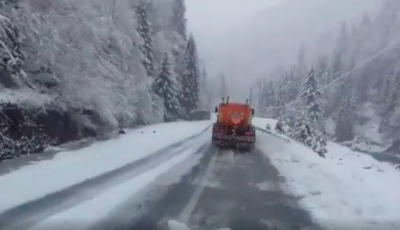 Ninge din nou pe Transfăgărășan. Se acționează cu utilaje VIDEO