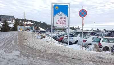 Poliția interzice oprirea mașinilor în drum, în zona Arena Platoș. 290 lei amenda