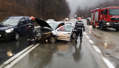 Trei răniți, în urma unui accident pe Valea Oltului. Un șofer a ajuns cu mașina în parapete