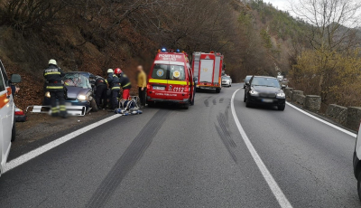 Accident între un TIR și un autoturism, pe Valea Oltului. O persoană este încarcerată