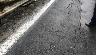 VIDEO Valea Oltului a devenit și mai periculoasă. DN7 alunecă spre Olt