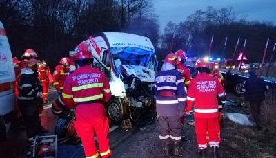 ACTUALIZARE-Accident frontal între un TIR și un microbuz. Numărul morților crește