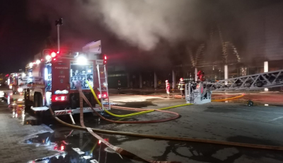 ACTUALIZARE - Incendiu puternic la Ambient. Au ars aproximativ 6000 mp