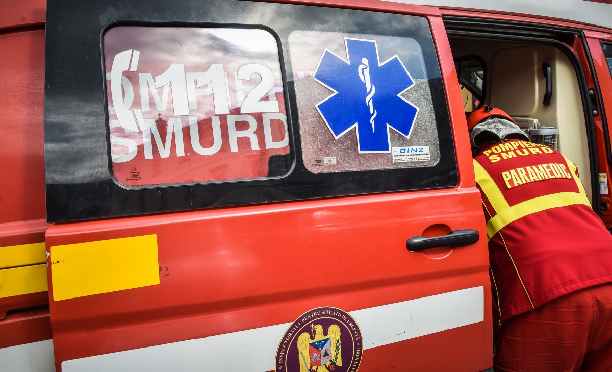 Mașină răsturnată în afara drumului, pe DN14. O femeie a fost rănită