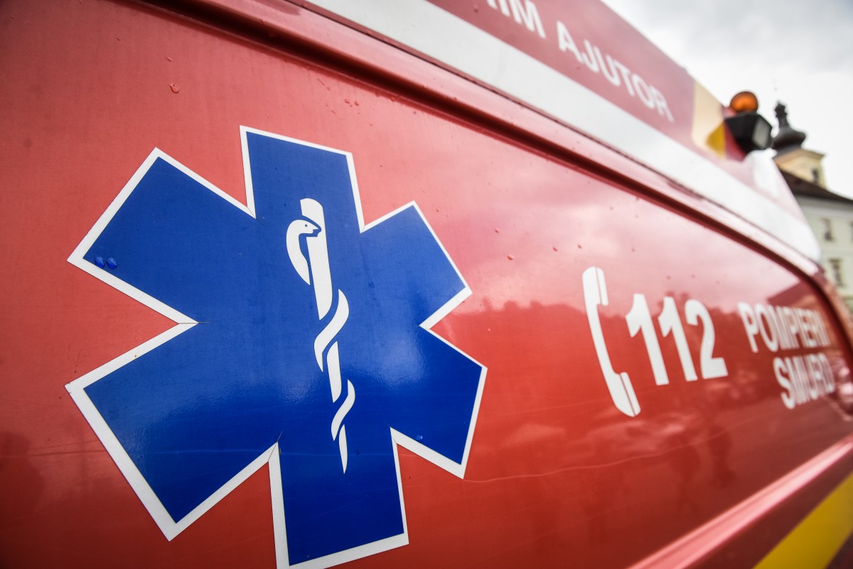 Depășire periculoasă: Un bărbat a intrat cu autoutilitara într-un autoturism. O femeie este rănită