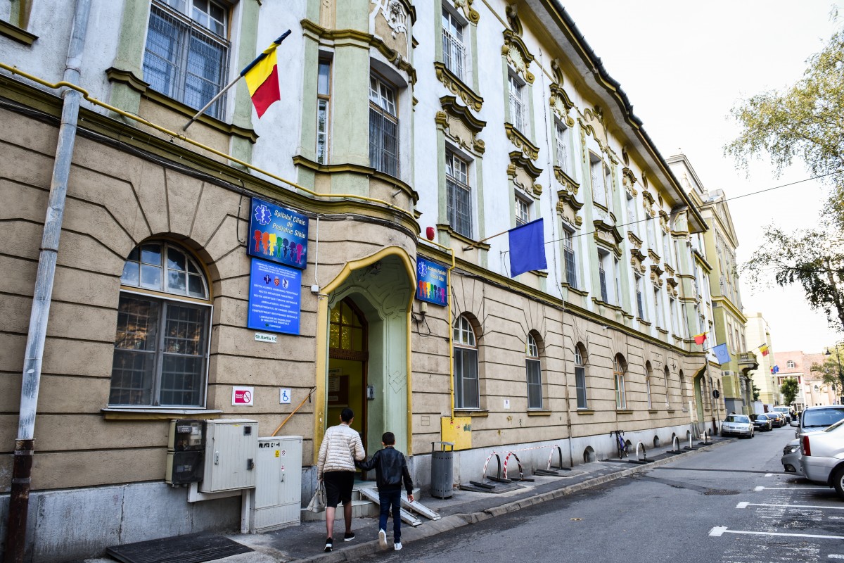 O mamă și bebelușul ei, testați pozitiv cu noul coronavirus, transferați din Alba la Spitalul de Pediatrie din Sibiu