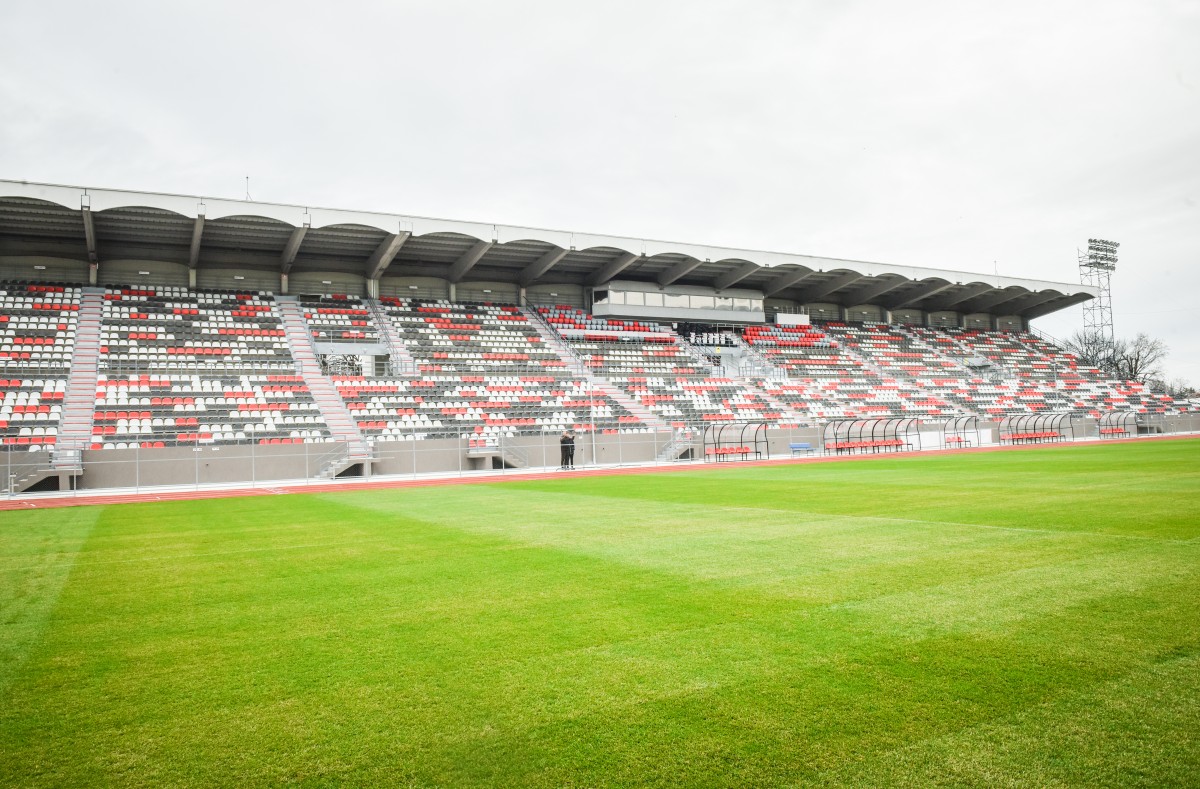 Întreținerea gazonului Stadionului municipal din Sibiu costă 2.640 de lei pe zi
