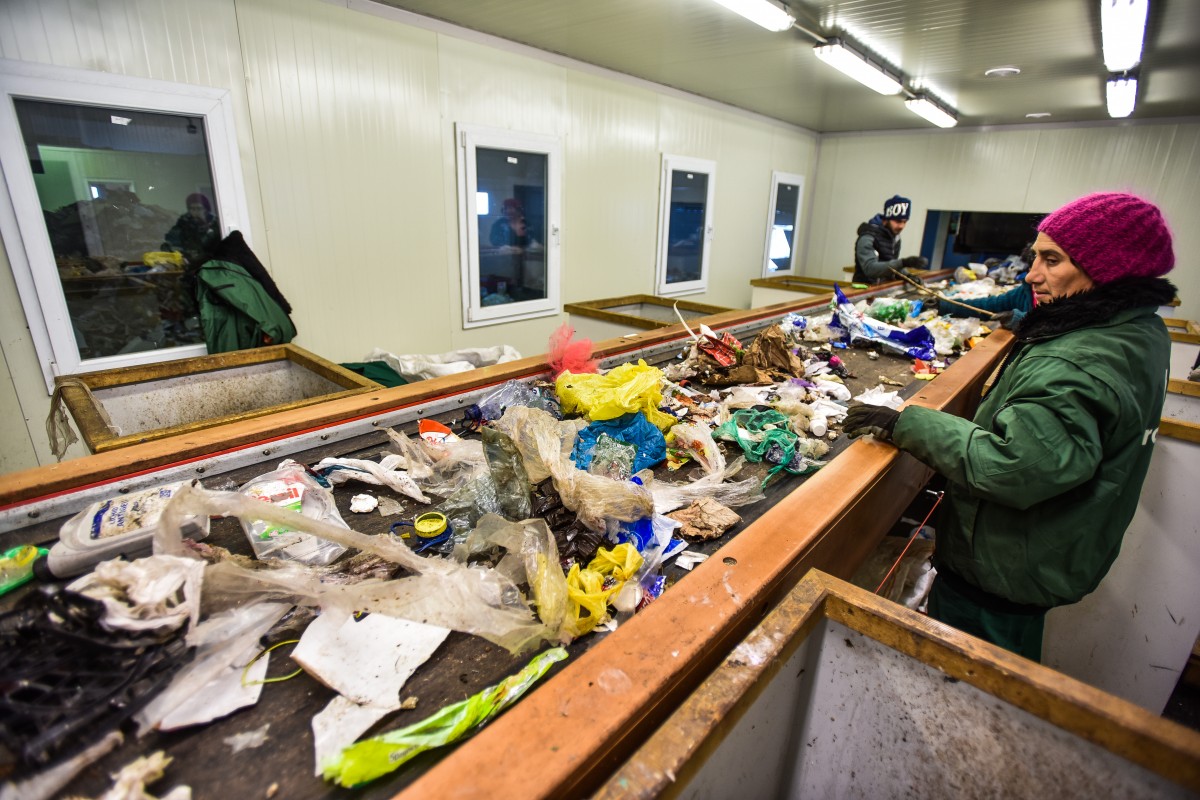 Unul din trei sibieni nu colectează bine reciclabilele. Iar platformele se termină la vară