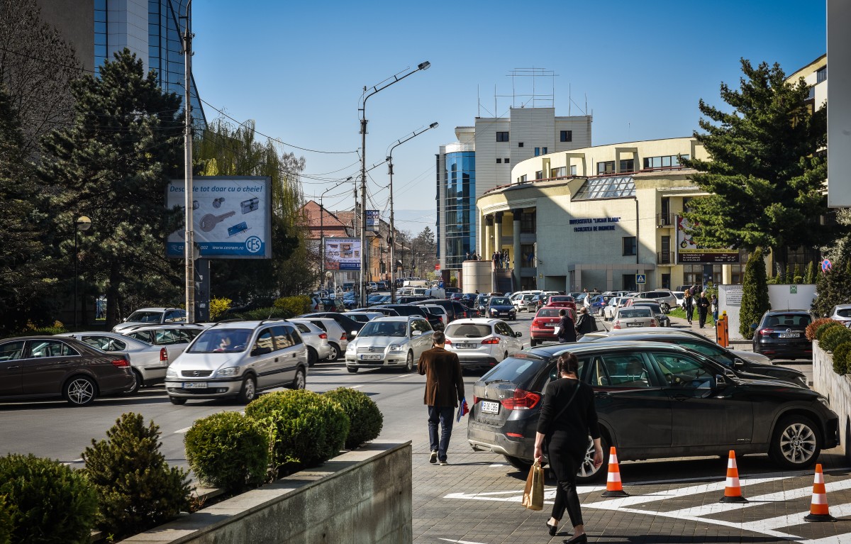 Consiliului Concurenței: sibienii înghesuie cinci mașini pe un loc de parcare. Într-un singur oraș situația e mai rea