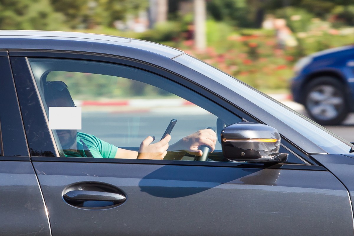 Modificări în Codul Rutier: șoferii care vorbesc la telefon rămân fără permis