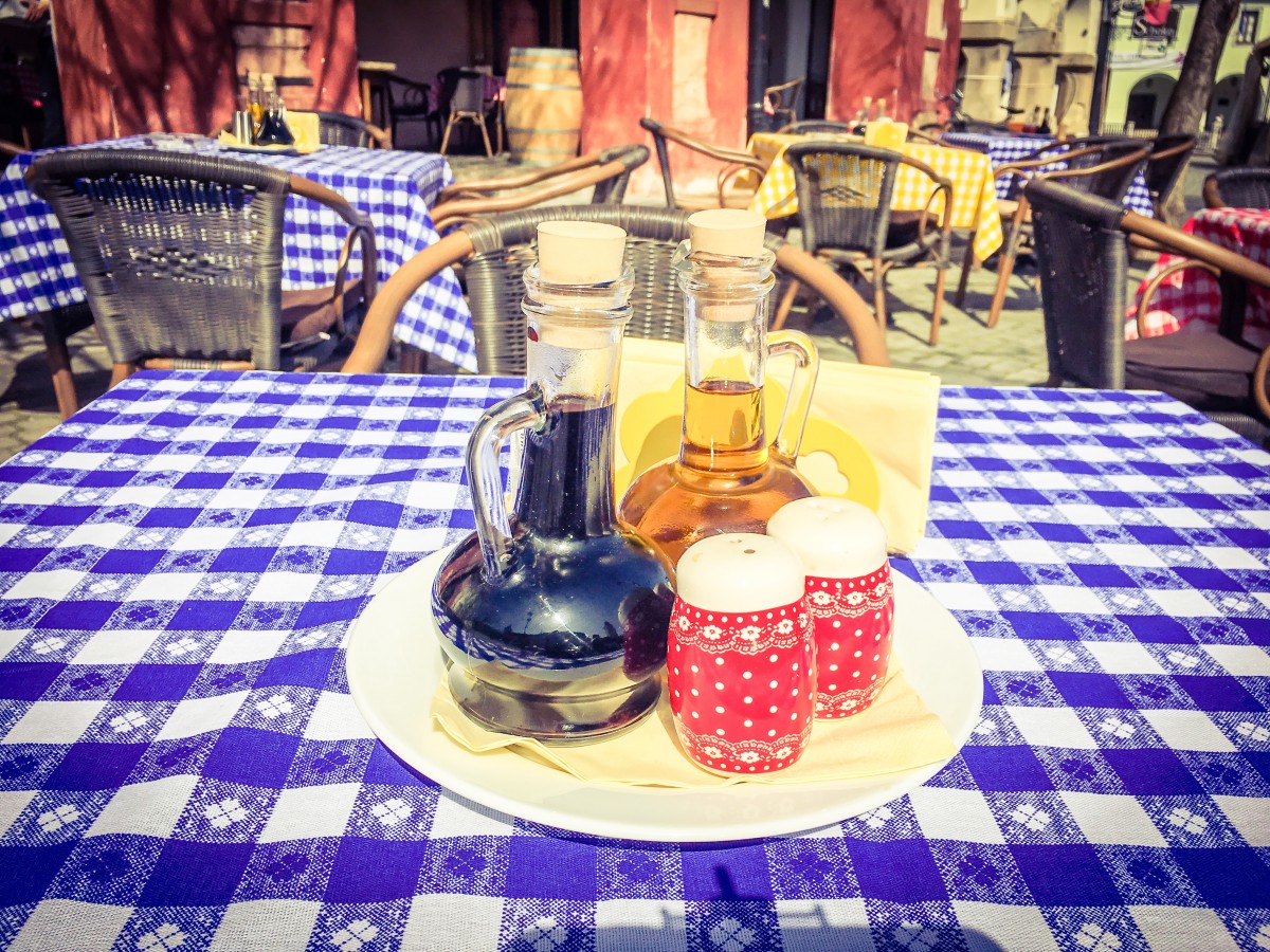 Guvernul închide toate barurile, restaurantele și cafenelele din țară