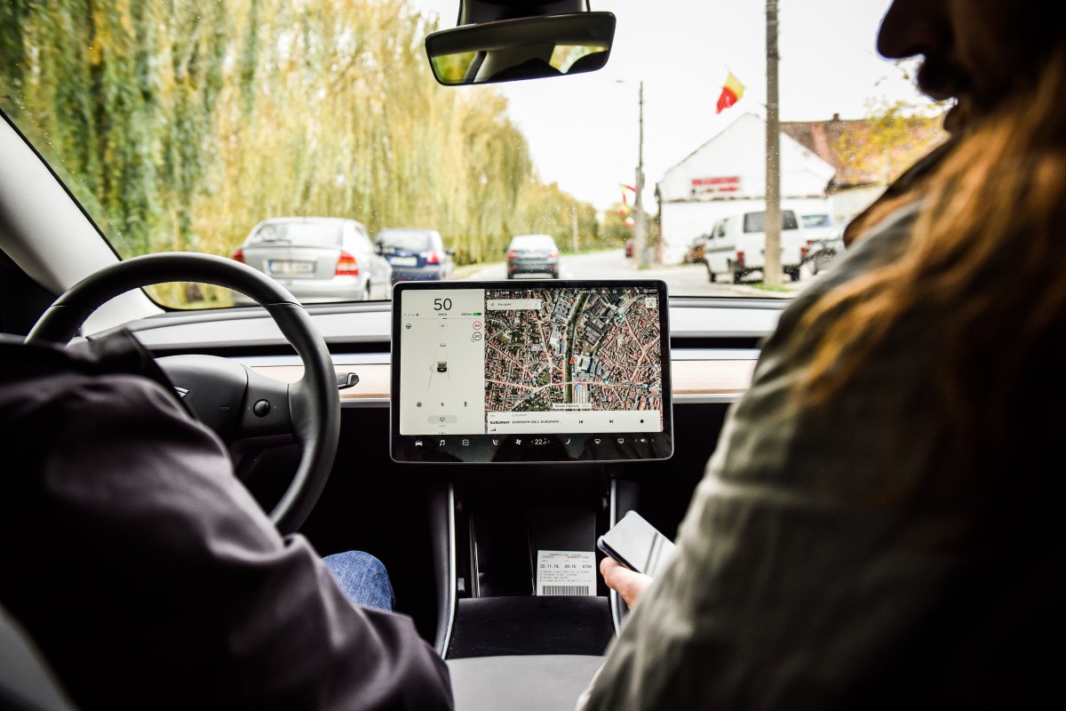 Test-drive în Sibiu cu mașina care se conduce singură. Și e electrică
