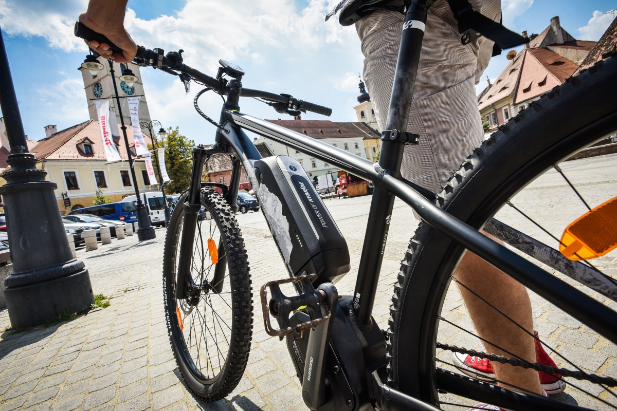 Test drive în Sibiu: bicicleta hibrid care „nivelează“ tot orașul | Foto și video