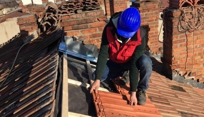 Ca-n Evul Mediu: Copil de 13 ani pus la muncă, în construcții, în centrul Sibiului