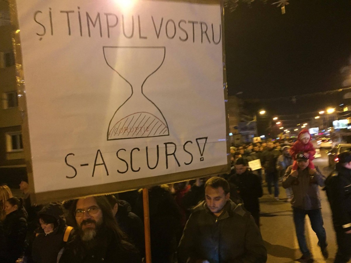 VIDEO FOTO Peste 5.000 de oameni au protestat pe străzile Sibiului. ”Călin, Dragnea, Tudorel,/ Ei sunt statul paralel”