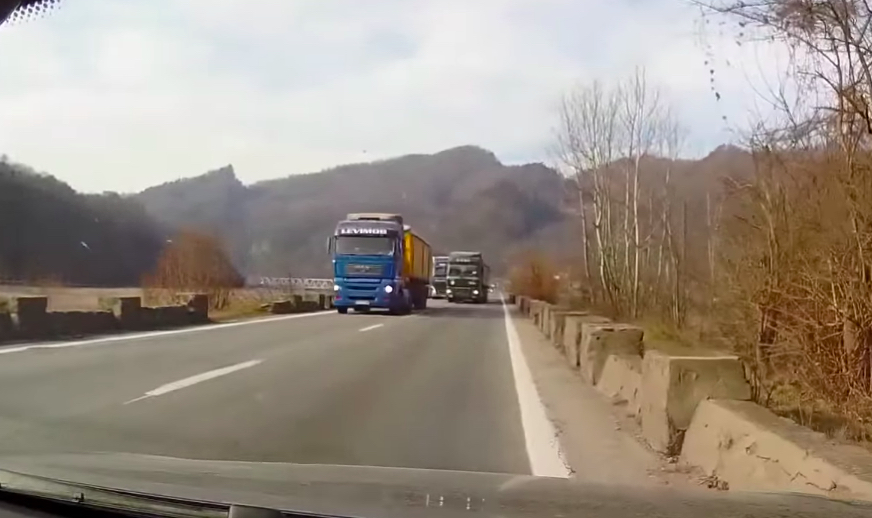 VIDEO-”Du filmarea la poliție!”. Depășire extremă pe Valea Oltului