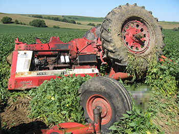 Un tractorist a căzut din tractor. Tractorul l-a accidentat grav