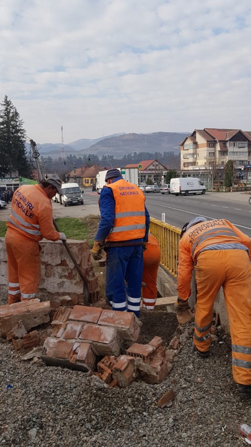 A început reabilitarea trecerii pietonale de la Tălmaciu FOTO