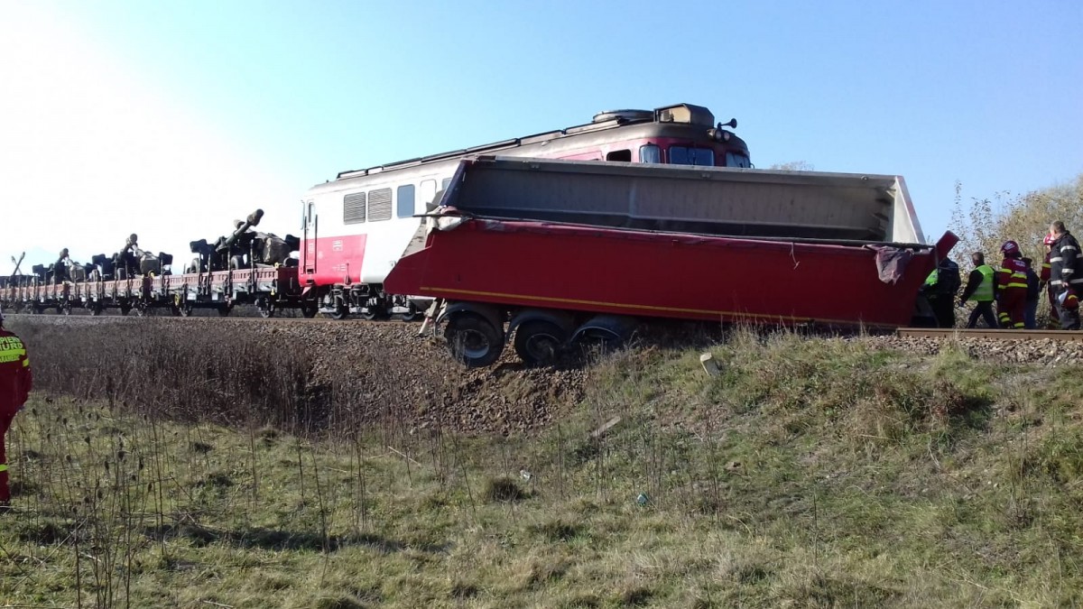 Coliziune între un camion și un tren. Locomotiva a sărit de pe linie