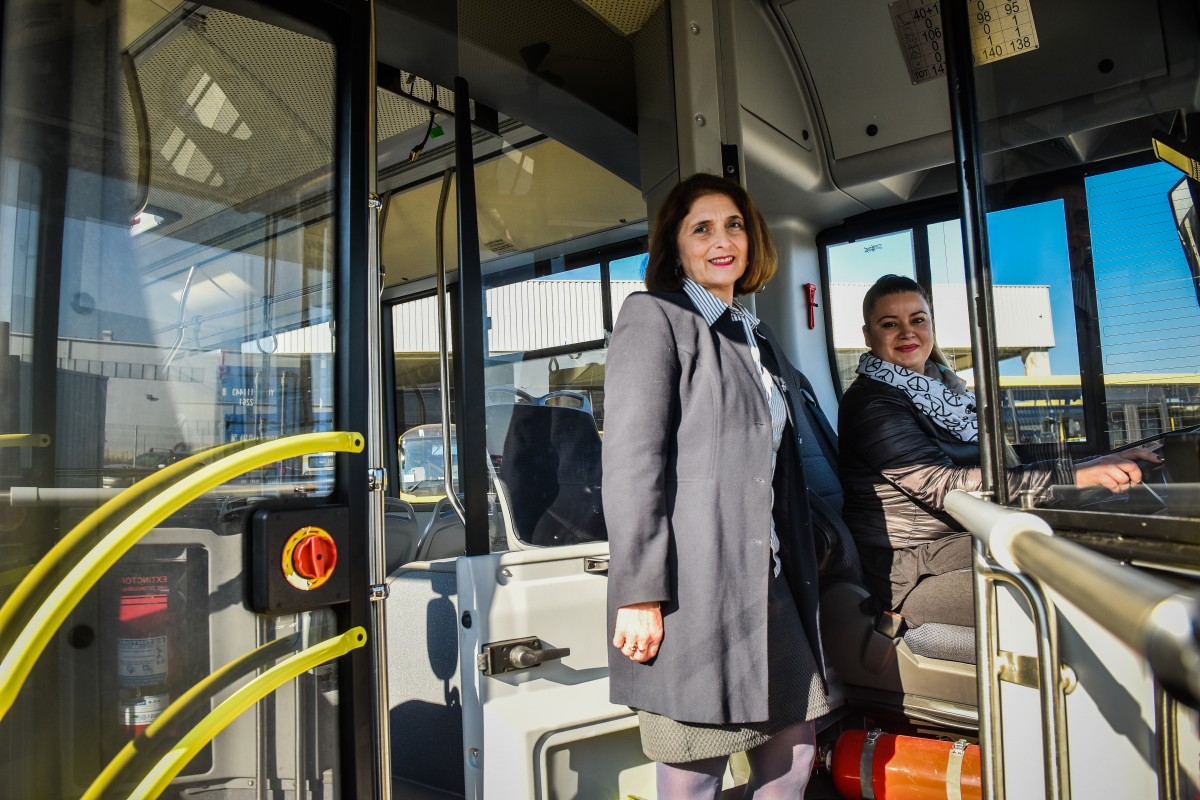 Noua generație de șoferi Tursib, aplaudată de cea veche. “Sunt primele doamne care conduc autobuze“