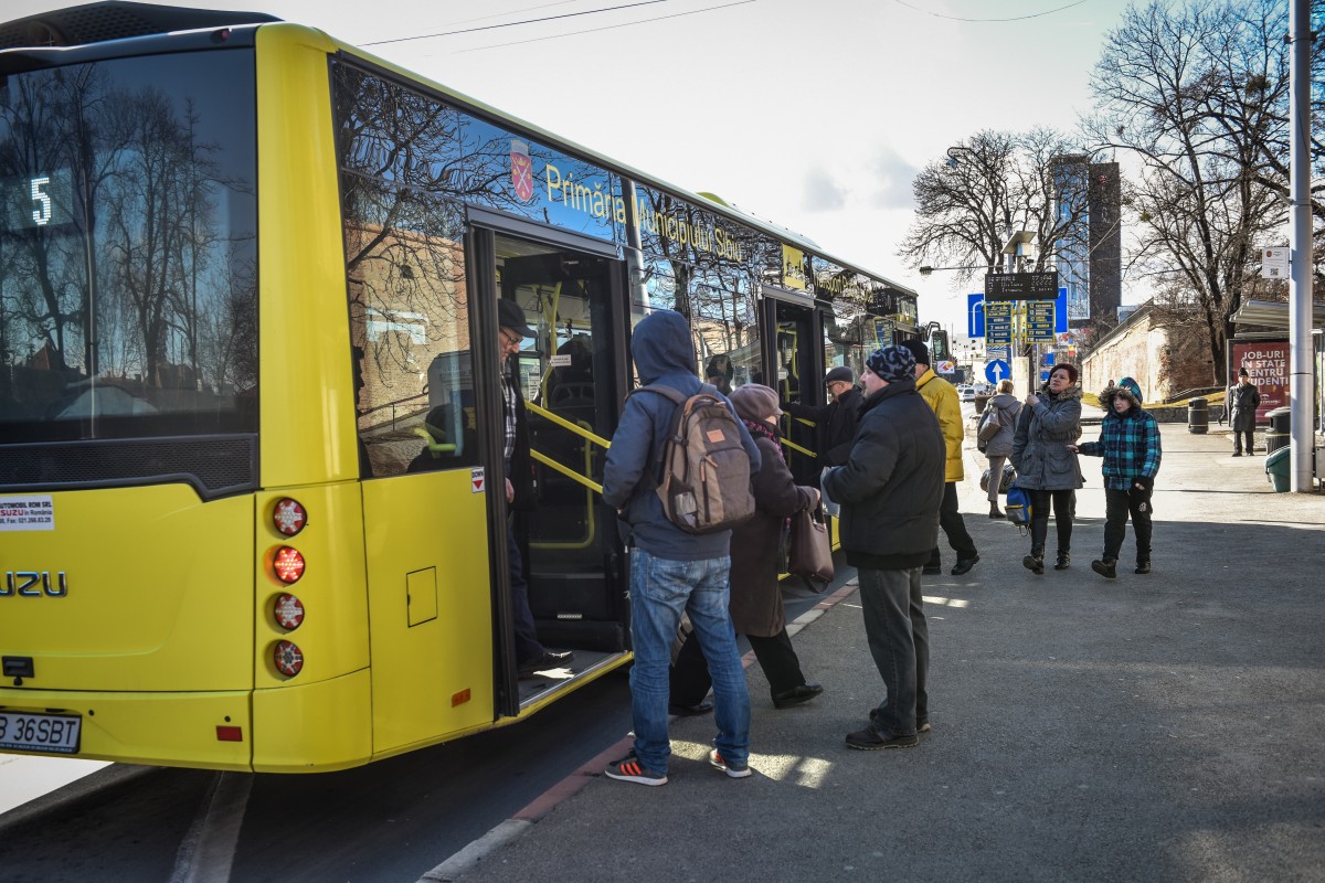 Ce face un sibian când ajunge în stația Tursib? Întreabă dacă a trecut autobuzul