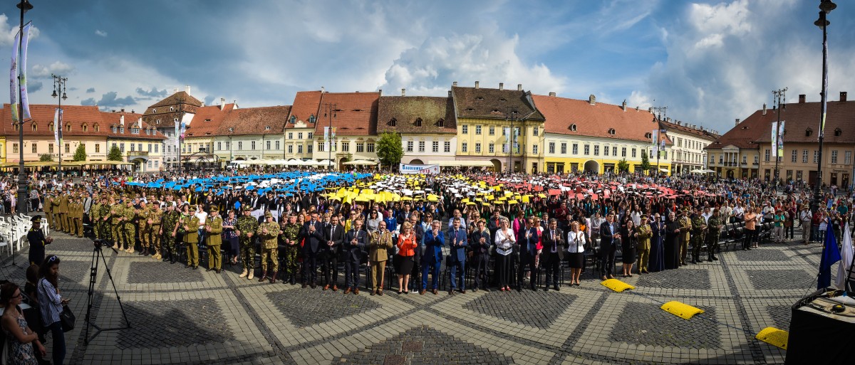 Gaudeamus: Absolvenții anului centenar au fost celebrați în Piața Mare | Foto