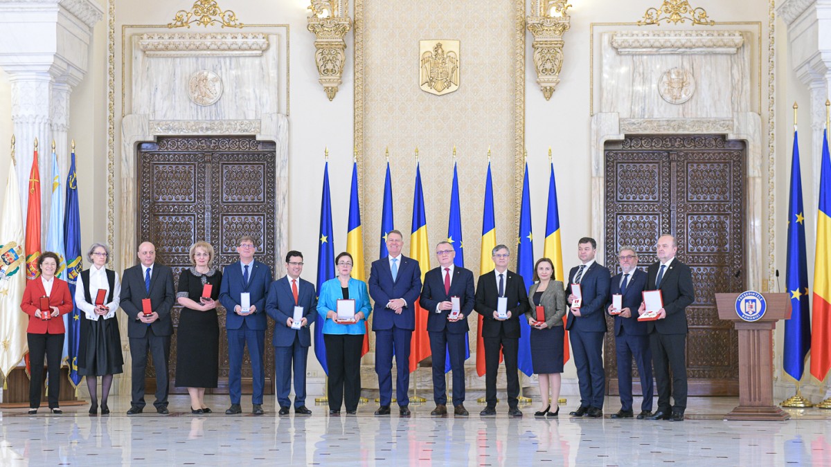 ULBS, decorată de președinte: „Sunt convins că, și în viitor, contribuția dvs. la dezvoltarea comunității va fi una majoră”