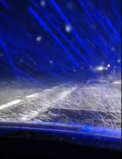 Video Ninge abundent  pe Valea Oltului. Polițiștii patrulează cu semnalele luminoase în funcțiune