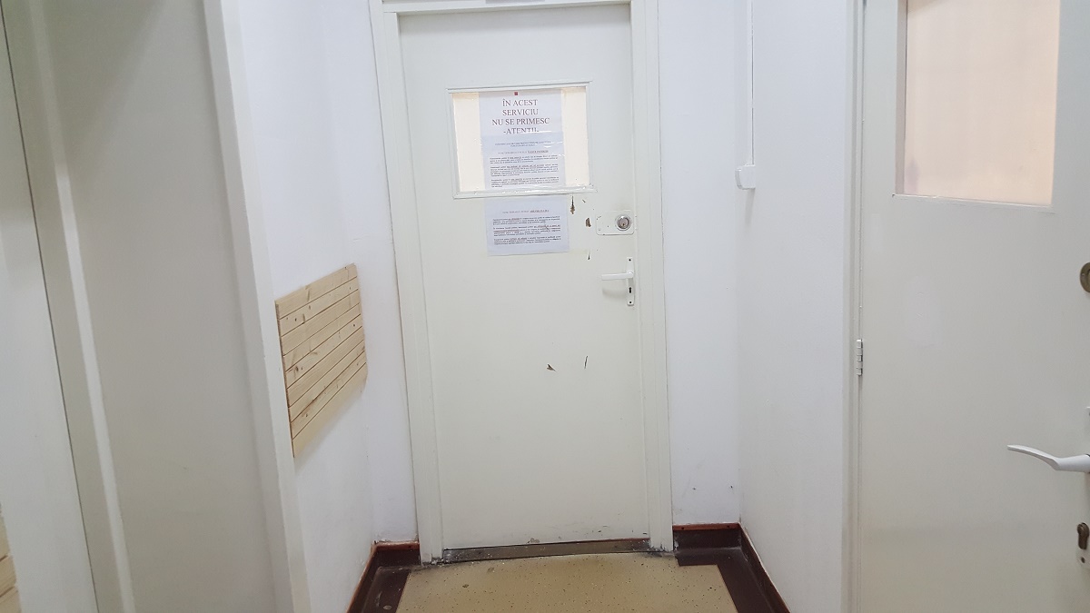 Telenovela copiilor care au băgat cuțitul în ușă pentru pruncul pe care nu-l îngrijesc: ”ne e teamă de ei”