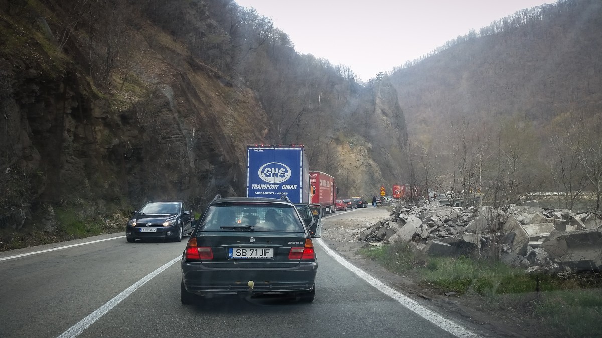 Trafic blocat pe Valea Oltului. Accident la ieșirea din Vâlcea