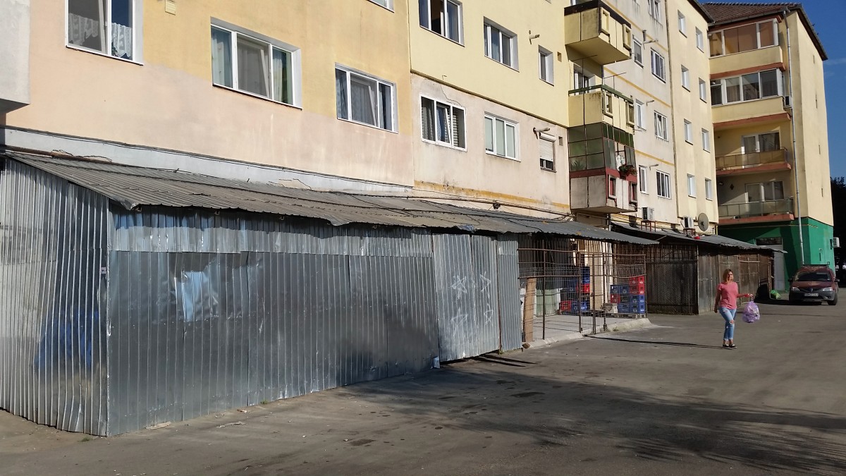 Viața în Sibiu. Barăci improvizate lipite de bloc pe Calea Cisnădiei