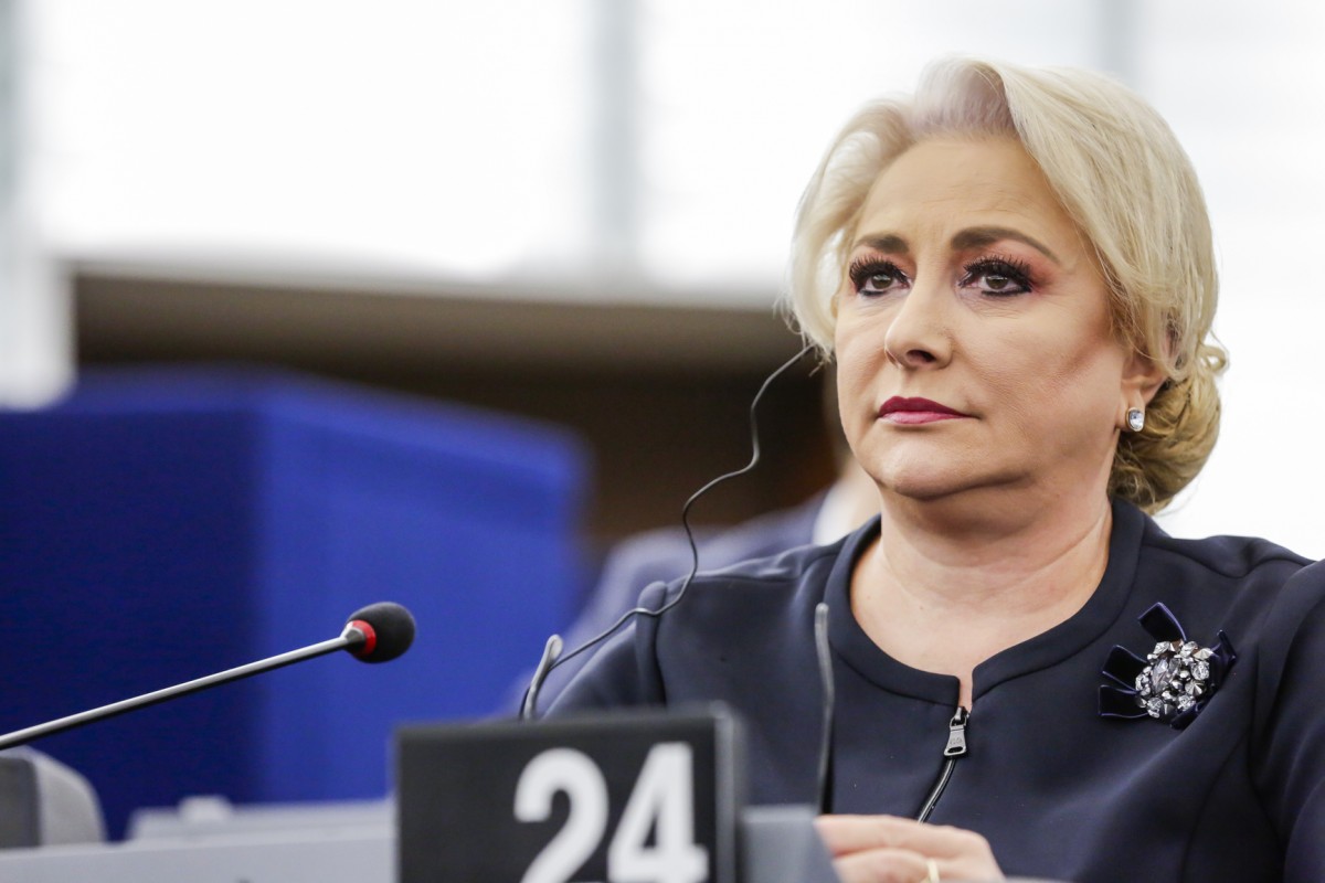 Dăncilă îl acuză pe Iohannis de încălcarea Constituției. Promite că va vorbi în engleză într-o lună