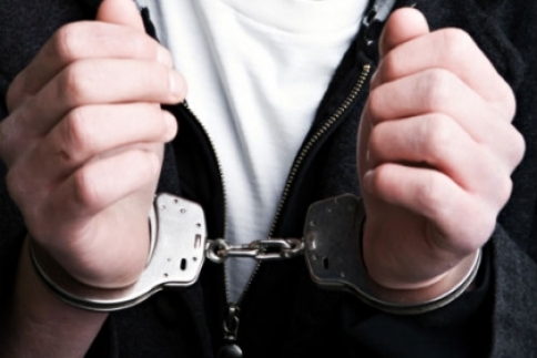 Bărbatul împușcat în picior, după ce a amenințat polițiștii cu o drujbă, a fost arestat