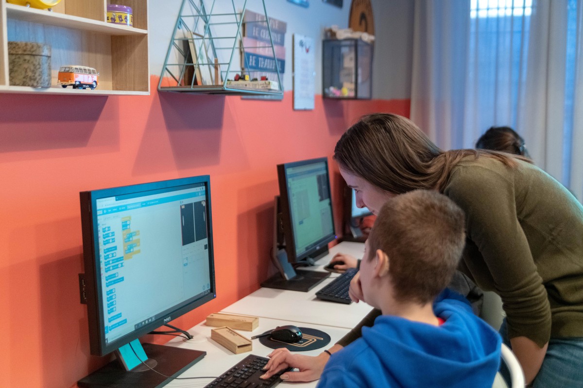 Asociația Cartea Daliei caută voluntari pentru primul club de programare pentru elevii cu deficiență de auz din Sibiu