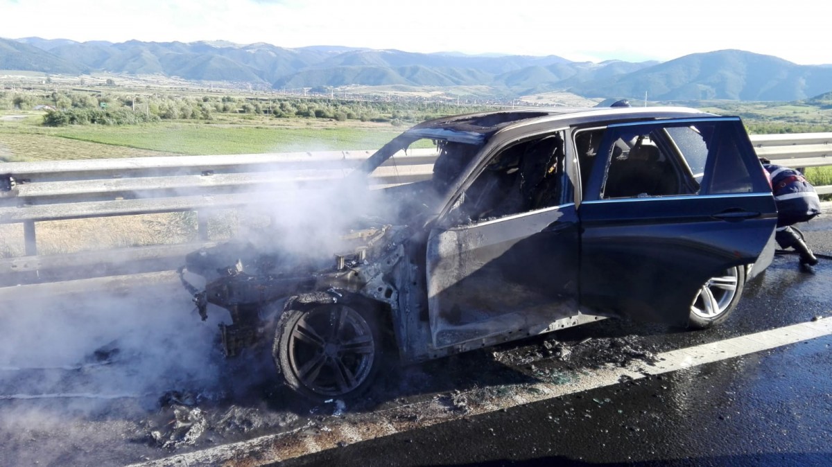 Incendiu la motorul unei mașini în Șura Mare. A intervenit ISU