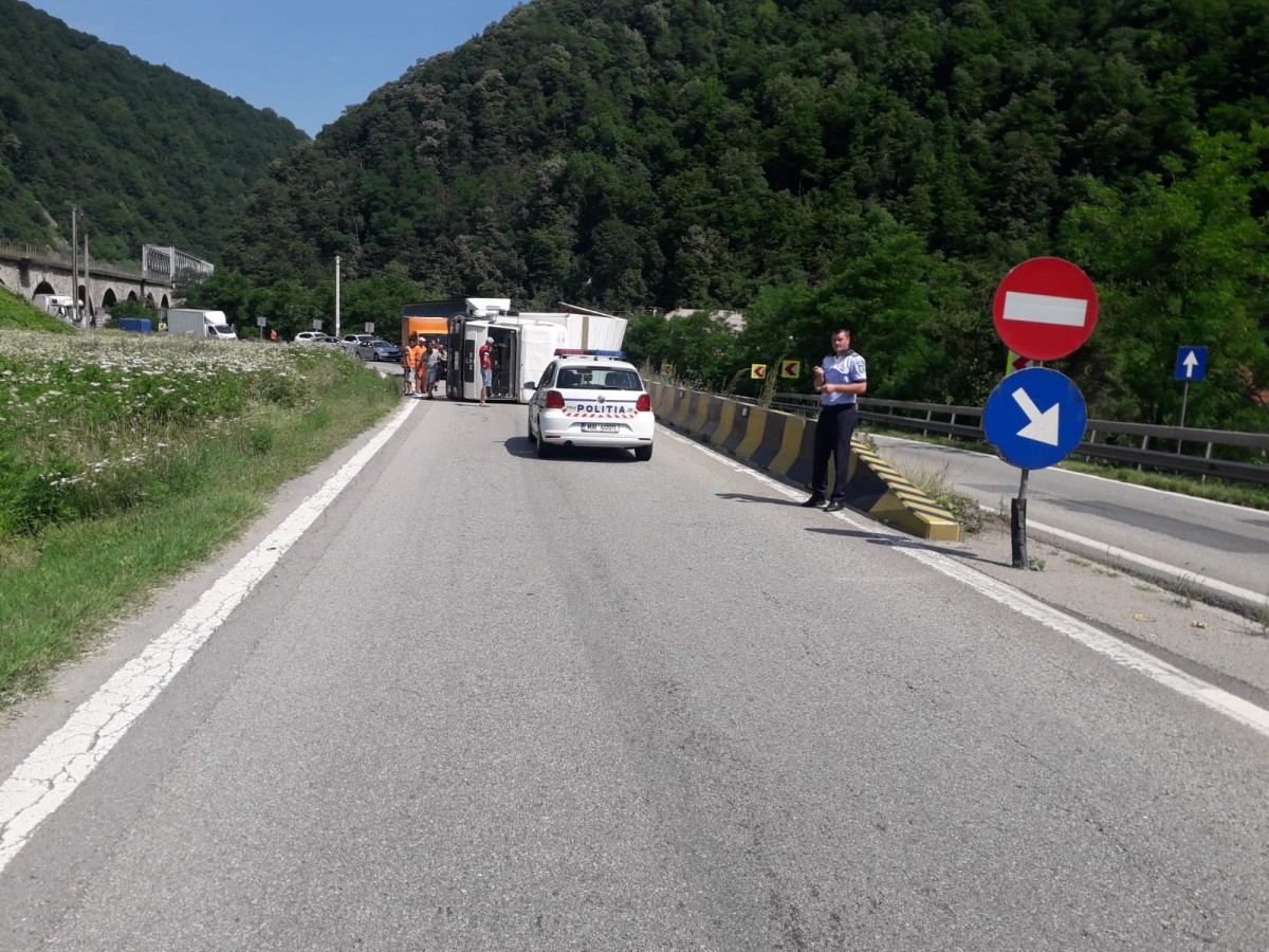 TIR cu sare răsturnat pe DN7. Traficul este îngreunat