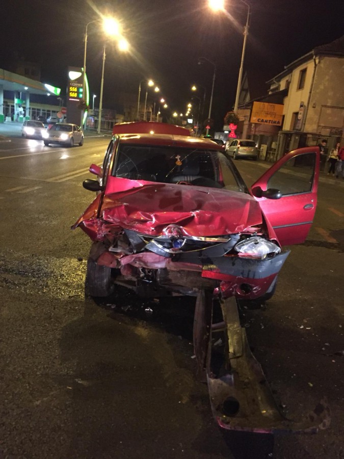 Coliziune între două mașini, pe Alba Iulia. Trei tineri au fost duși la spital
