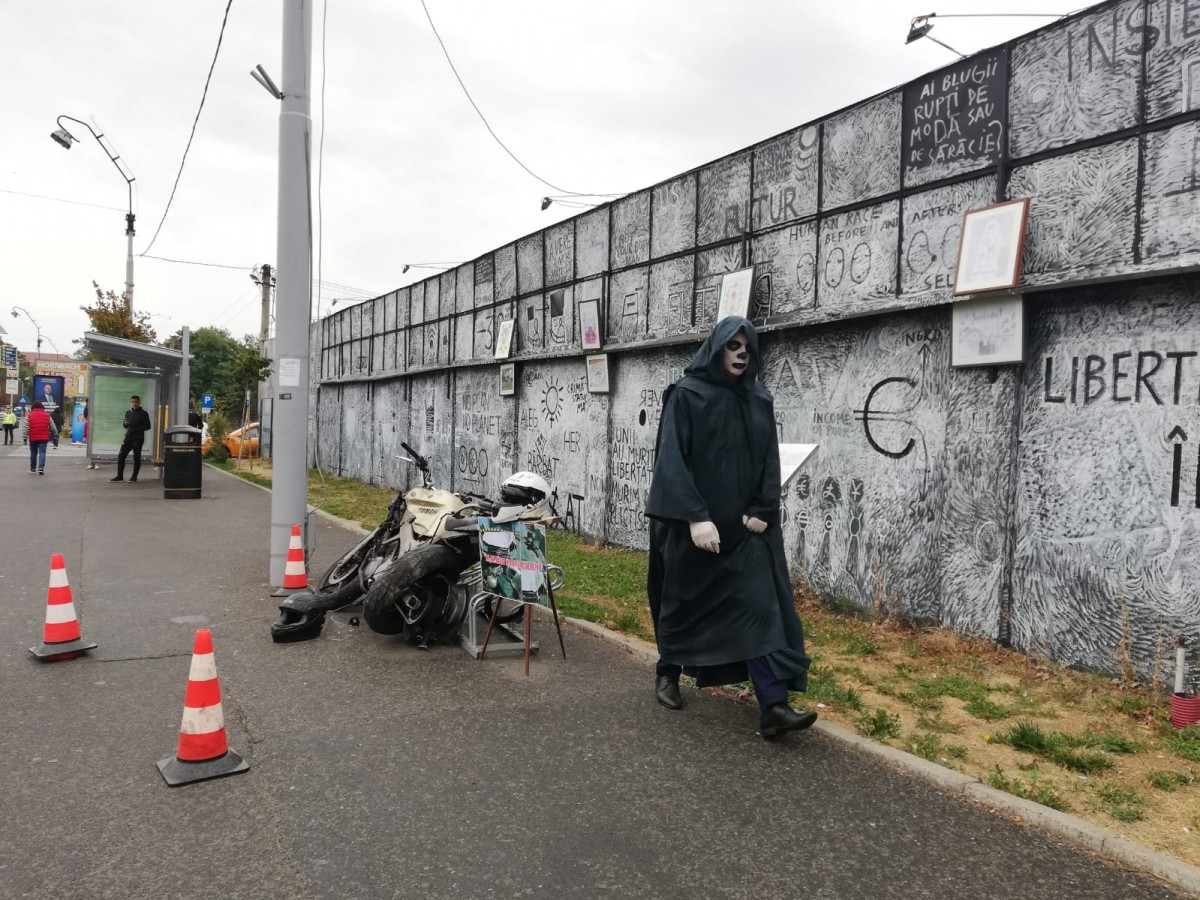 Activitate neobișnuită a poliției, lângă Teatrul Național Radu Stanca din Sibiu FOTO