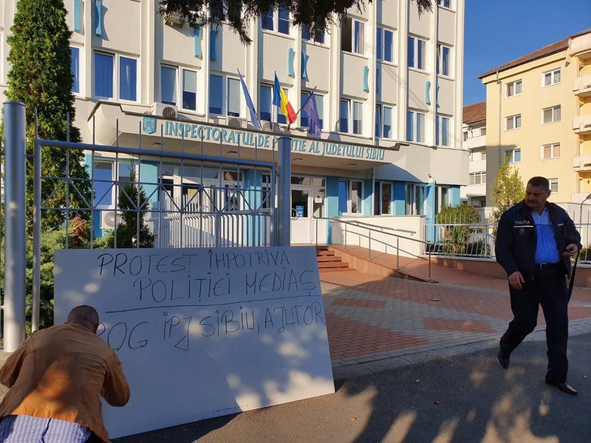 Protest în fața IPJ Sibiu. Victima unei tâlhării acuza polițiștii că vor să mușamalizeze cazul