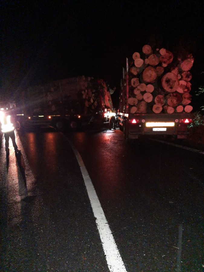 Accident cu trei TIR-uri pe Valea Oltului. Traficul este blocat